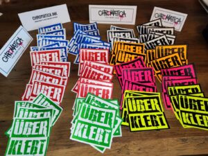 15x ÜBERKLEBT Sticker – große 7,5cm Streetart-Aufkleber | wetterfest | Neon & klassisch | Revier markieren | Protest Design