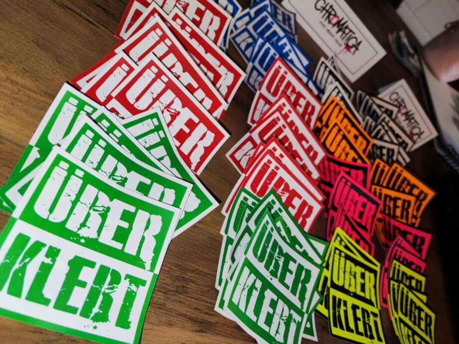 15x ÜBERKLEBT Sticker – große 7,5cm Streetart-Aufkleber | wetterfest | Neon & klassisch | Revier markieren | Protest Design