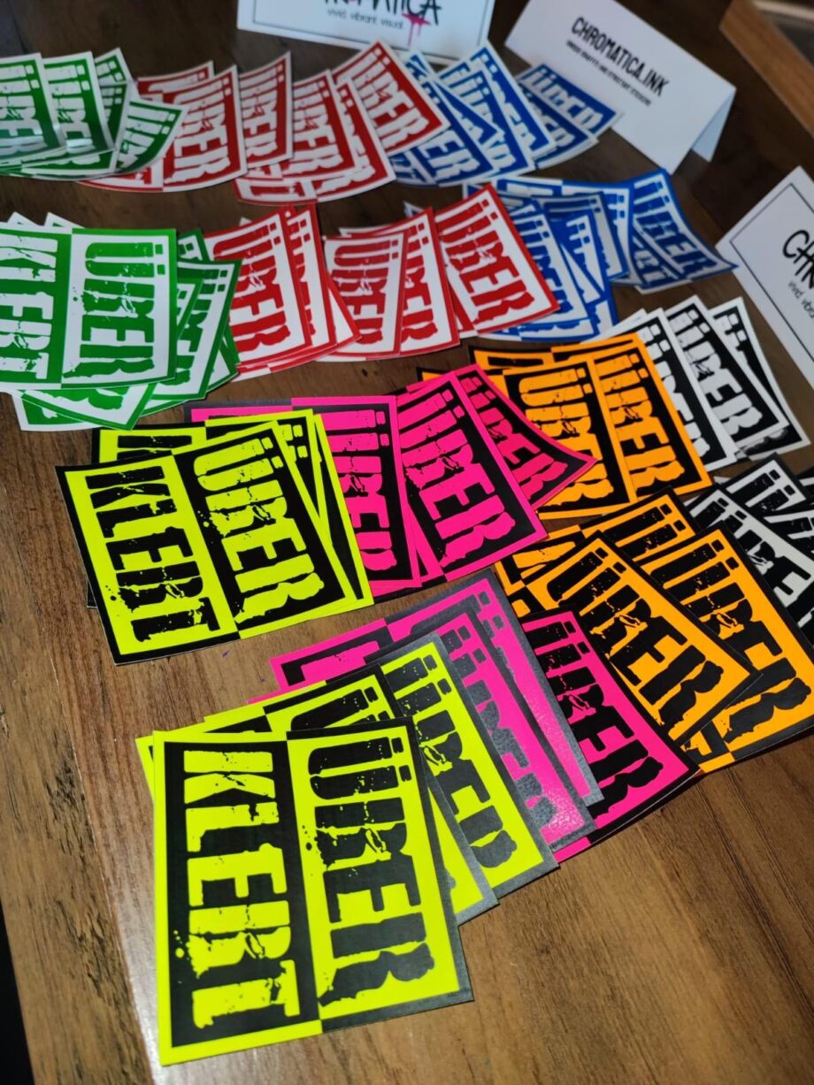 15x ÜBERKLEBT Sticker – große 7,5cm Streetart-Aufkleber | wetterfest | Neon & klassisch | Revier markieren | Protest Design