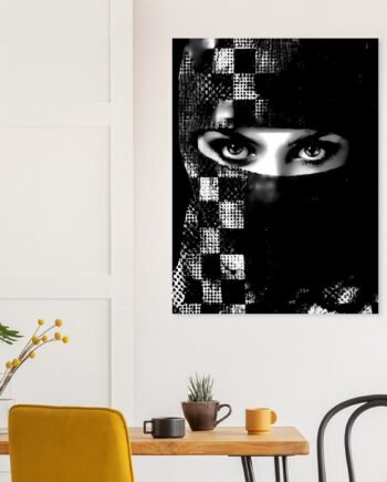 Graffiti Sprayerin Porträt – Weiblicher Streetart Kunstdruck im Schachbrett-Design | Urban Art Poster | Schwarz-Weiß Halftone Print